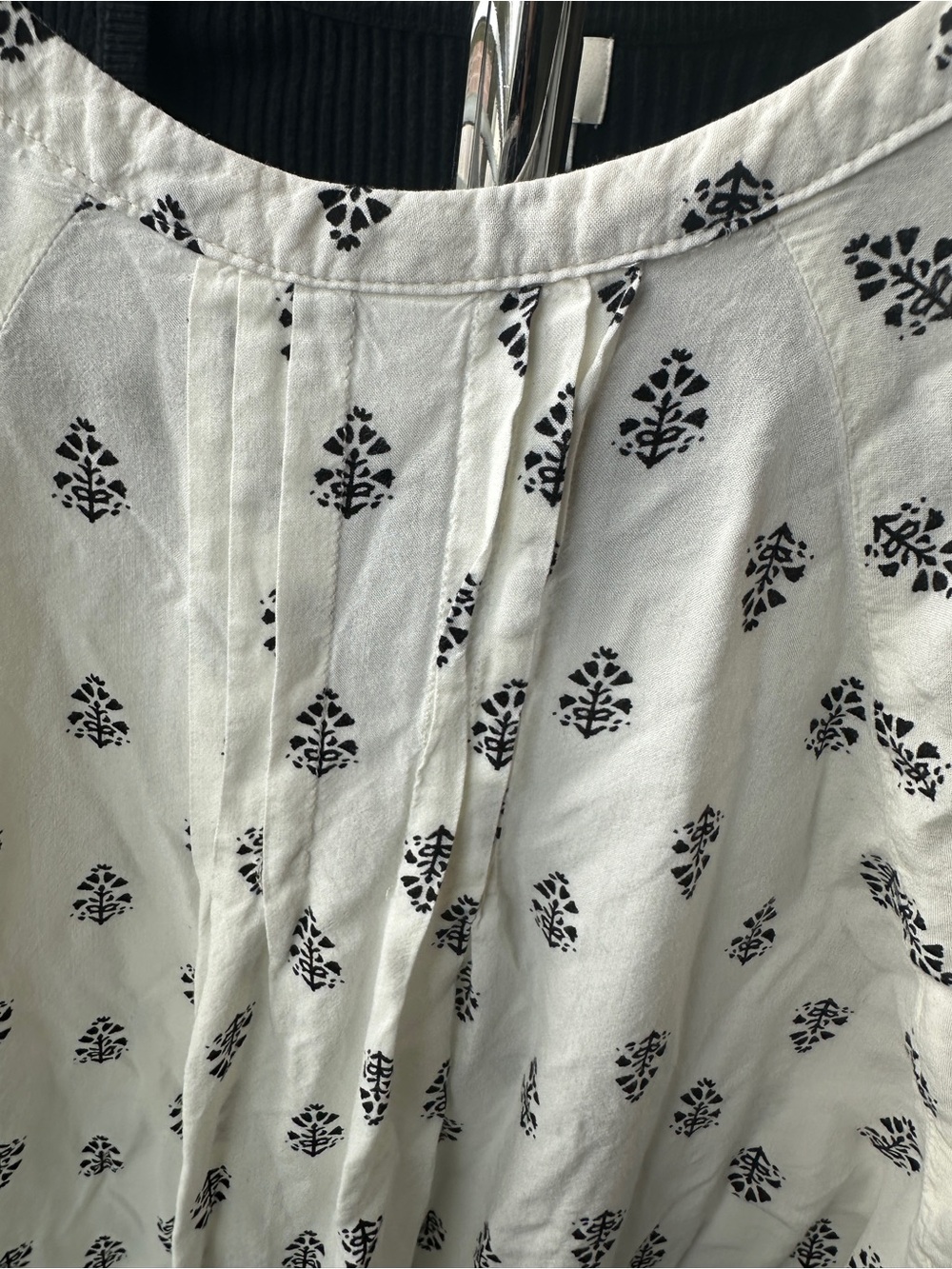 Old Navy Cream Short-Sleeve V-Neck‎ Print Blouse - Picture 7 of 7